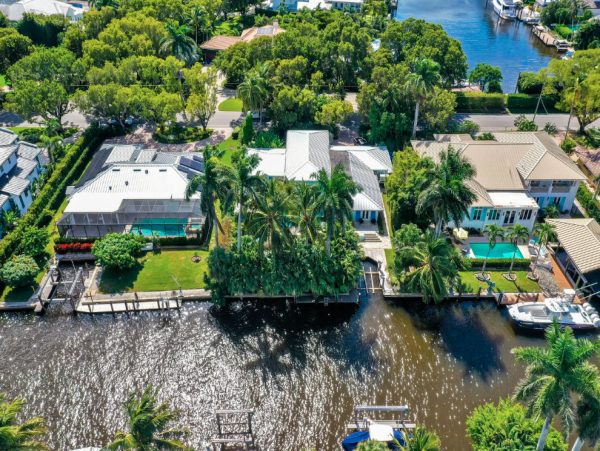 Luxury Coastal Retreat in Naples - Your Perfect Getaway